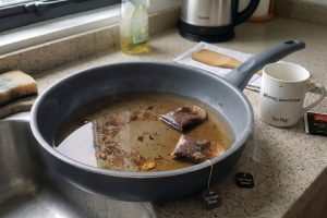 Kerak wajan membandel bisa hilang tanpa digosok, cukup pakai 2 bahan dapur ini