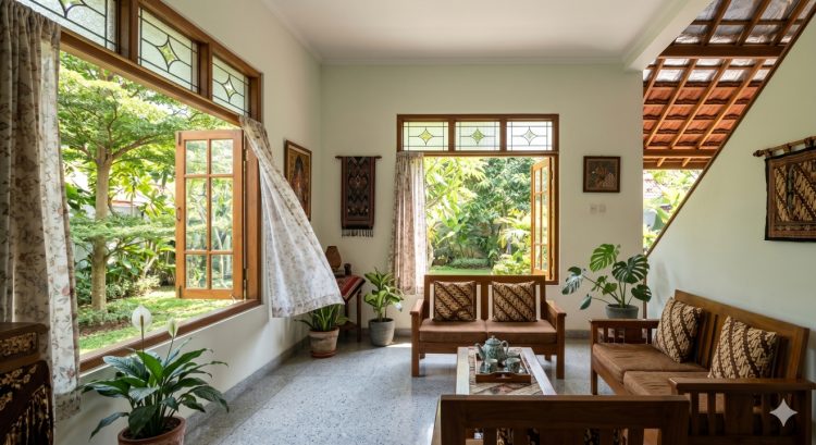 5 Cara sejukkan rumah tanpa AC, dari ventilasi silang sampai insulasi atap