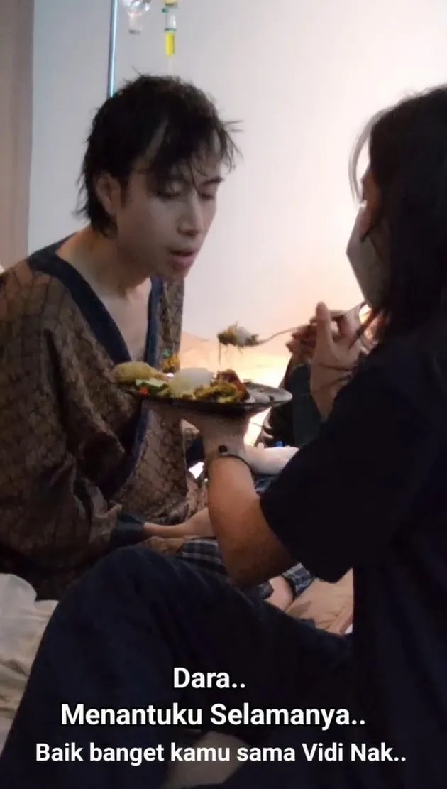 Momen haru kenangan Sheila Dara suapi Vidi Aldiano di rumah sakit, Harry Kiss: Menantuku selamanya