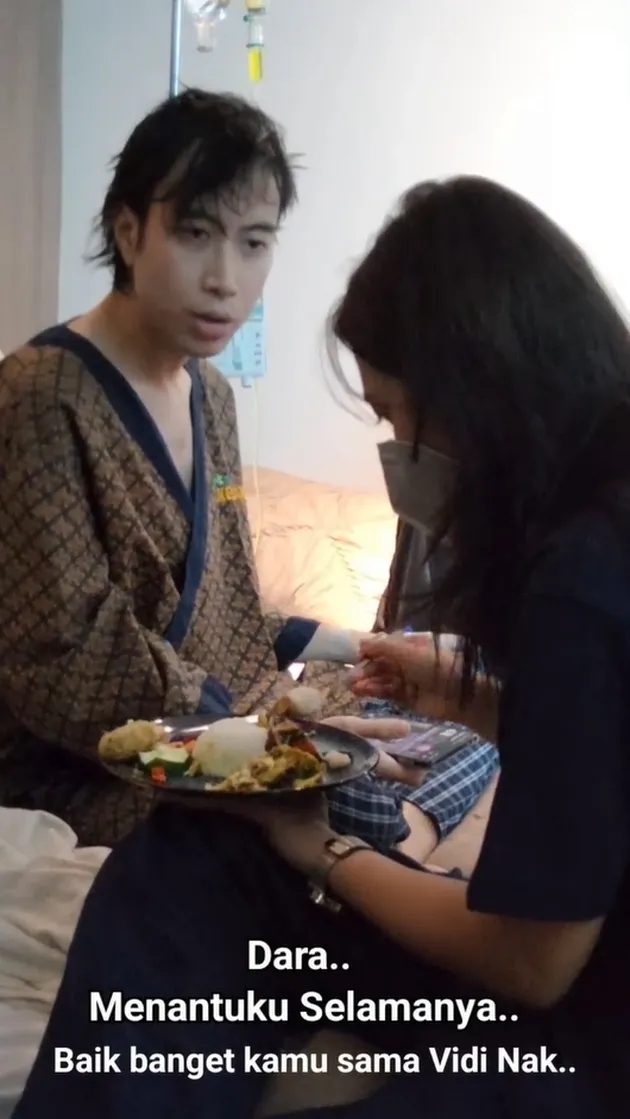 Momen haru kenangan Sheila Dara suapi Vidi Aldiano di rumah sakit, Harry Kiss: Menantuku selamanya