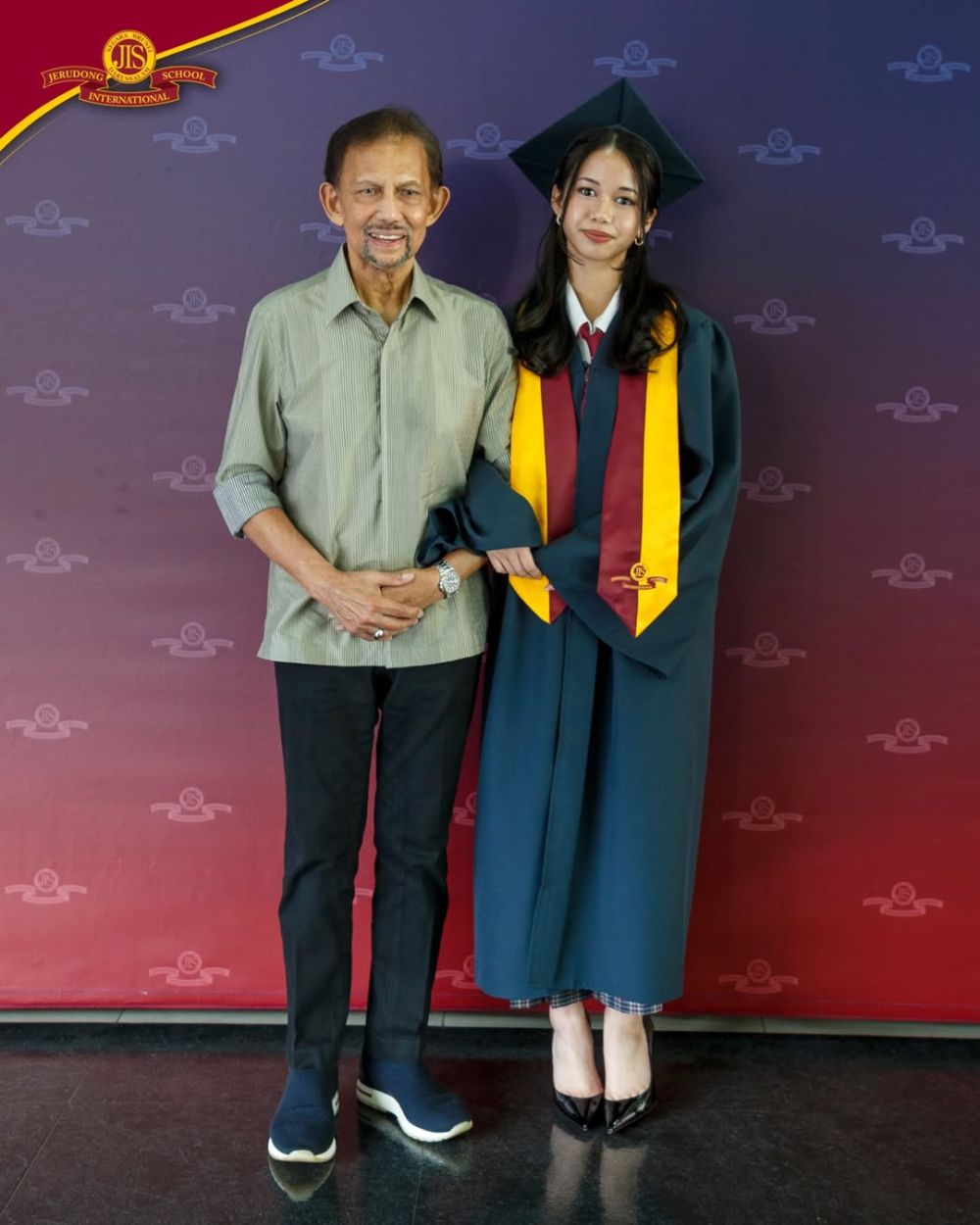 Gaya sederhana Sultan Hassanal Bolkiah di wisuda Putri Ameerah Wardatul Bolkiah