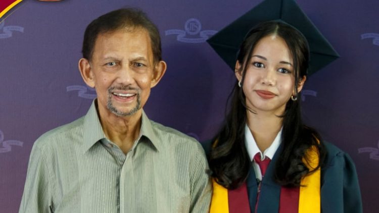 Gaya sederhana Sultan Hassanal Bolkiah di wisuda Putri Ameerah Wardatul Bolkiah