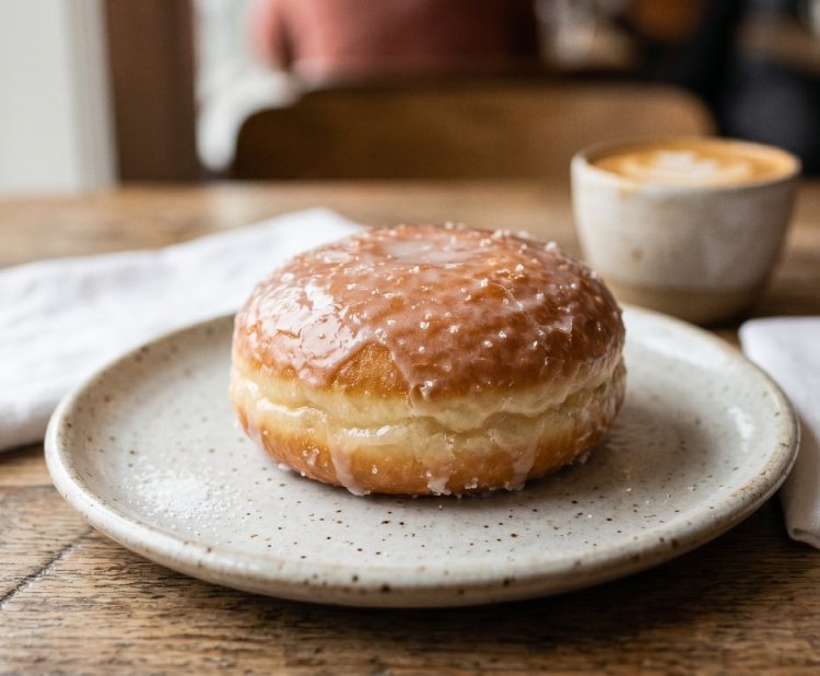 Bosen di rumah &amp;amp; pingin jajan? Coba dulu resep donat berlapis gula yang manis tapi nggak bikin eneg