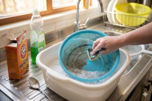 Ternyata saringan plastik hitam penuh jamur bisa kinclong lagi tanpa sikat, cukup rendam pakai 2 bahan