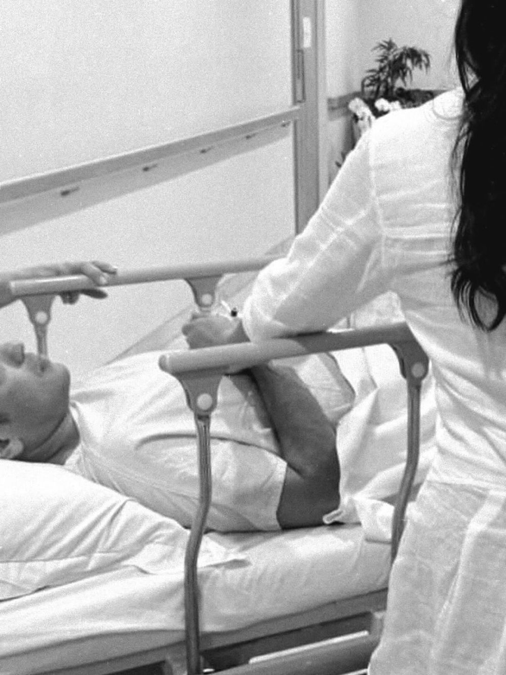 9 Potret Franka Makarim kuatkan Nadiem di tengah tuntutan 18 tahun penjara dan operasi kelima