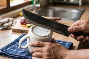 Pisau kurban cepat tumpul? 5 Cara mengasahnya pakai barang dapur yang ada di rumah