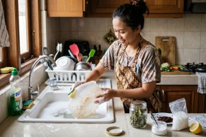 Kotak bekal bau amis setelah simpan daging? Ini cara hilangkannya tanpa jemur berjam-jam