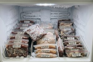 Freezer penuh daging jadi berembun dan bunga es menumpuk? Begini cara menatanya biar hemat listrik