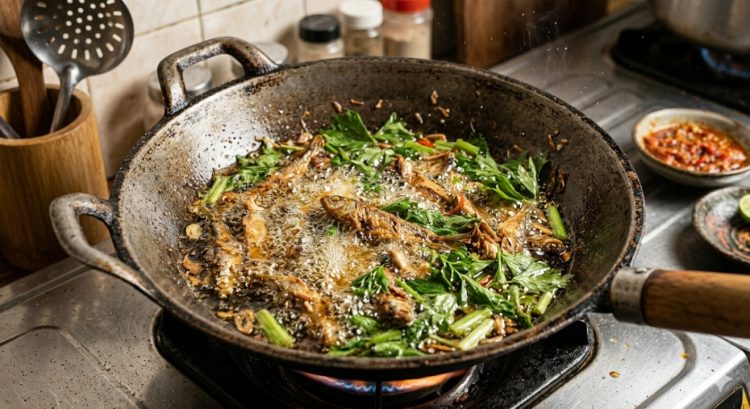 Cara menggoreng ikan asin tanpa bau menyengat pakai daun seledri