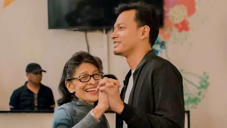 Ibunda berpulang, Fedi Nuril lantunkan azan terakhir dengan suara bergetar untuk almarhumah