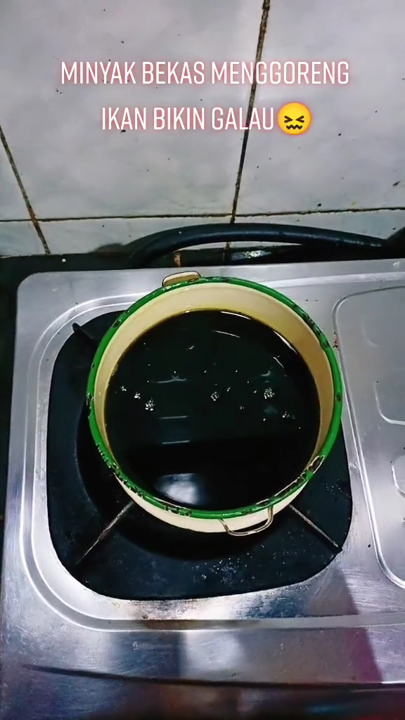 Bukan terigu, 1 bahan dapur ini ampuh bikin minyak goreng bekas ikan kembali jernih