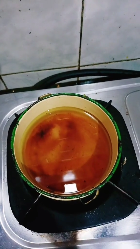 Bukan terigu, 1 bahan dapur ini ampuh bikin minyak goreng bekas ikan kembali jernih