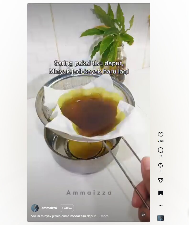 Minyak goreng baru sekali pakai sudah hitam? Coba trik saring pakai tisu biar lebih hemat dan jernih