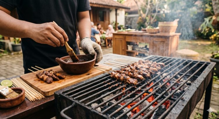Cara bakar sate sapi dan kambing agar tidak lengket di alat bakaran