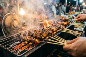 Tusuk sate kayu mudah gosong? Begini cara mencegahnya sebelum dipakai