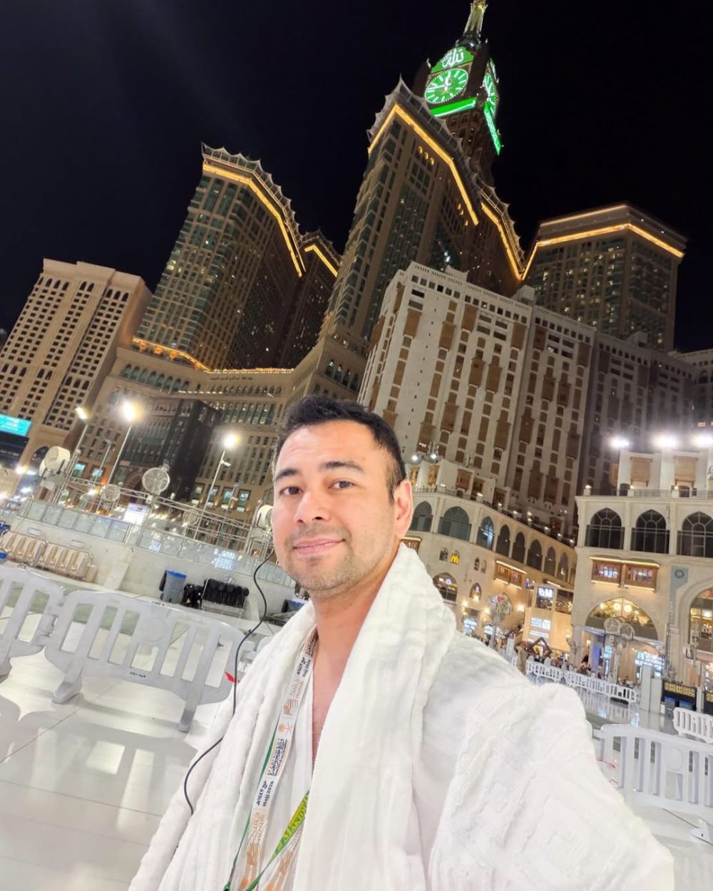 Momen perjuangan Raffi Ahmad cium Hajar Aswad berdesak-desakan dengan jamaah haji lain