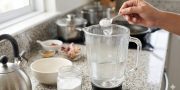 Blender bau bawang dan daging setelah masak kurban? Cukup pakai air hangat dan baking soda