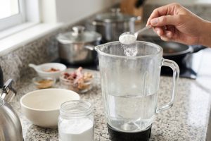 Blender bau bawang dan daging setelah masak kurban? Cukup pakai air hangat dan baking soda