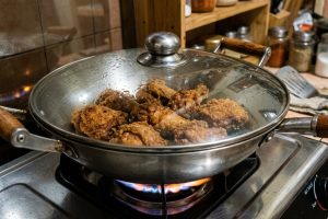Banyak yang baru tahu, cara panaskan fried chicken ini bikin ayam tetap renyah tanpa tambah minyak