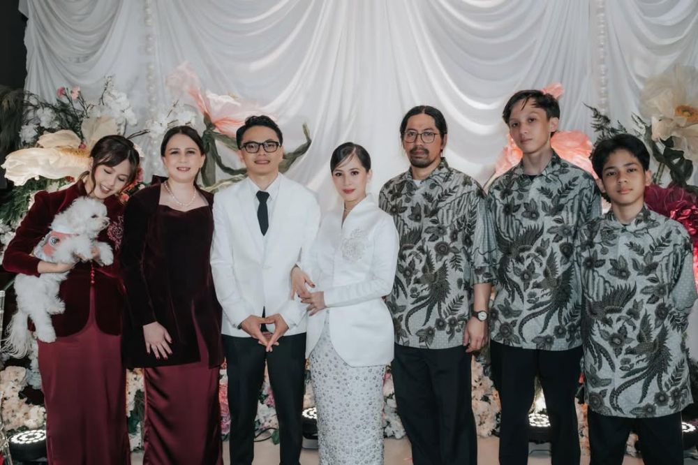 Resmi menikah, Adhisty Zara dan penyanyi Tsaqib pamer buku nikah, momen ijab kabul, dan baby bump