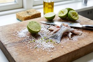 5 Trik menghilangkan bau amis talenan setelah potong ikan, ampuh cuma pakai bahan dapur