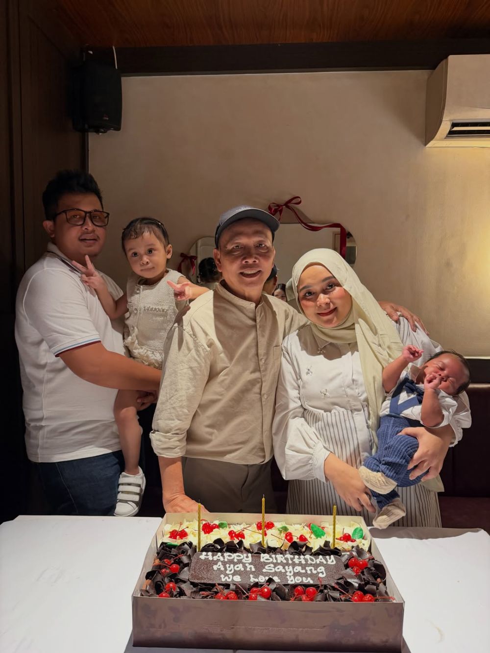 5 Potret Ayu Ting Ting & Kevin Gusnadi di perayaan ulang tahun Ayah Rozak, tampil serasi makin lengket