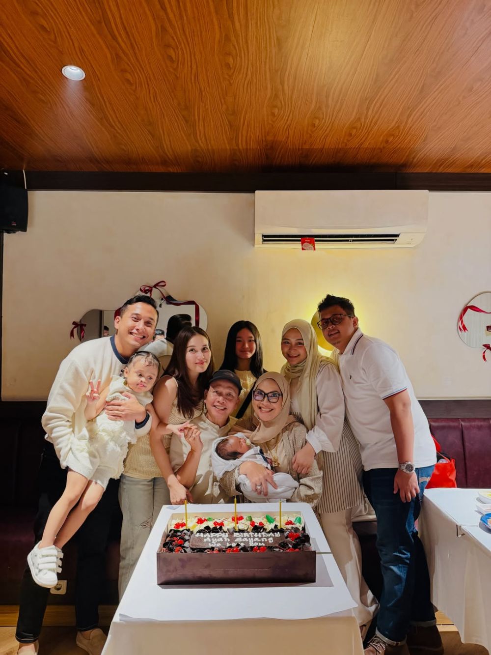 5 Potret Ayu Ting Ting & Kevin Gusnadi di perayaan ulang tahun Ayah Rozak, tampil serasi makin lengket