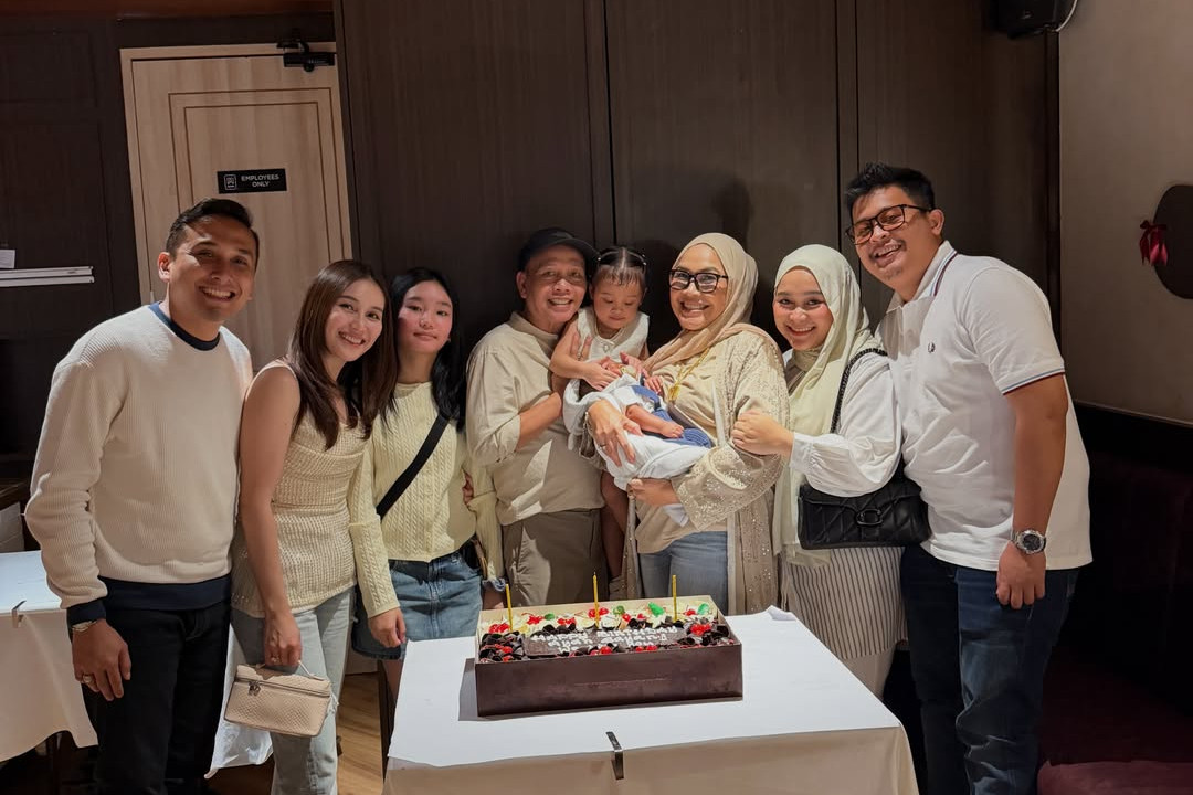 5 Potret Ayu Ting Ting & Kevin Gusnadi di perayaan ulang tahun Ayah Rozak, tampil serasi makin lengket