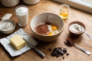 Tak punya timbangan digital? Begini cara menakar bahan brownies dengan alat dapur sehari-hari