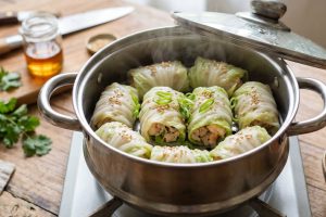 Yuk cobain resep sawi gulung isi ayam udang, dikukus jadi lebih sehat dan nikmatnya tak terduga