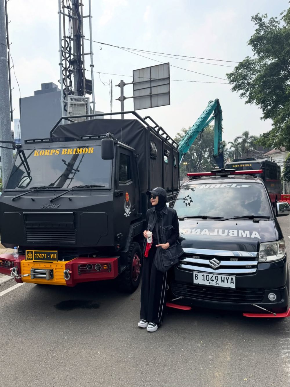 7 Aksi nyata Zaskia Adya Mecca turun langsung ke demo Bundaran HI, bawa 3 ambulans dan logistik