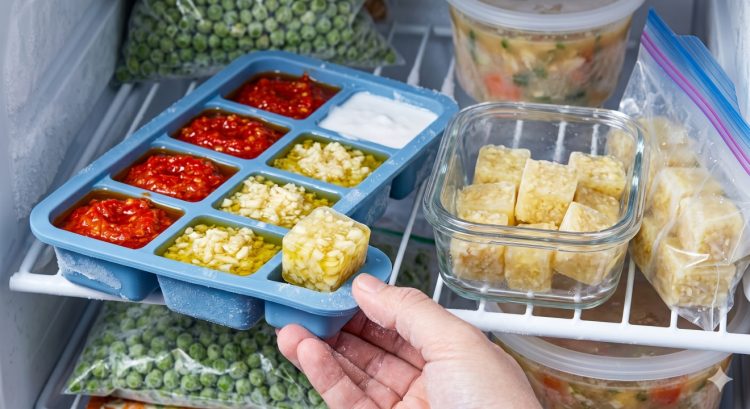 Cara menyimpan sisa bumbu dapur pakai cetakan es batu agar awet