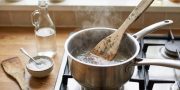 Trik mudah hilangkan jamur di sutil kayu, cuma pakai cuka dan garam tanpa perlu beli baru