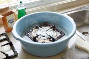 Trik mudah merontokkan kerak hitam tatakan kompor tanpa sikat keras