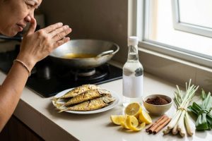 Kenapa bau amis goreng ikan bisa bertahan seharian dan cara mengatasinya dengan bahan alami