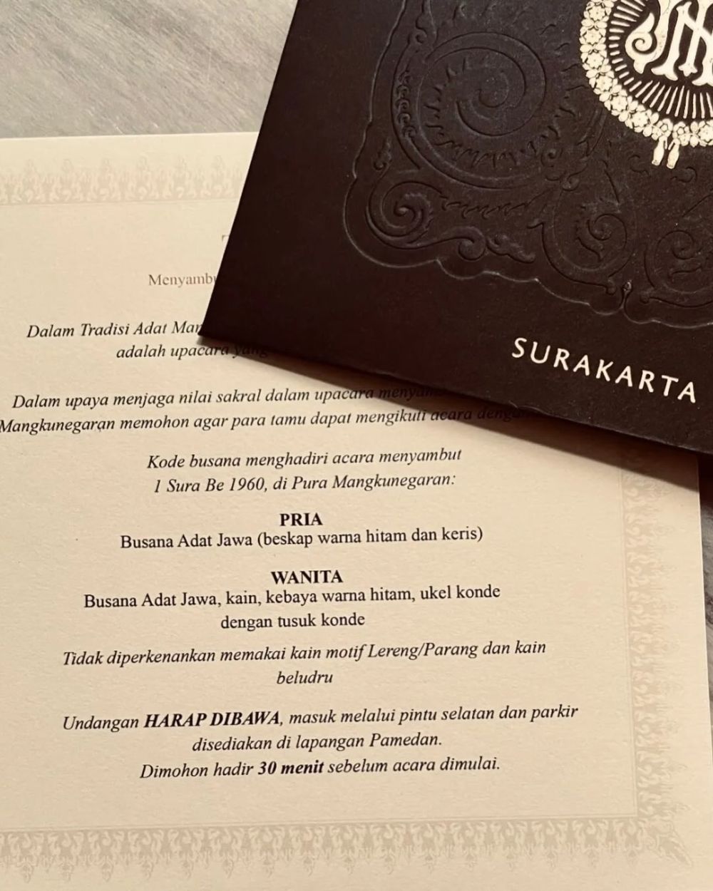 Pria pakai kebaya wanita saat Kirab 1 Suro Mangkunegaran, ini permohonan maafnya setelah kena tegur
