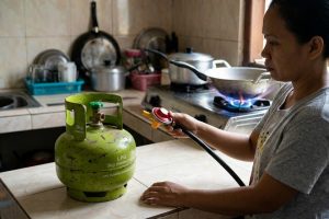Kenapa api kompor gas tidak besar meski sudah full? Ini penjelasan dan trik mengatasinya