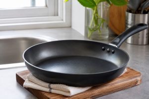 Selama ini salah, begini cara mencuci wajan setelah memasak agar lebih awet, jangan siram saat panas