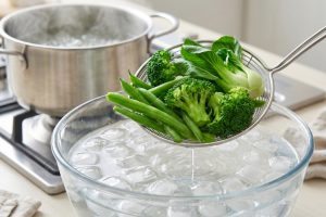 Sebelum merebus sayur hijau, coba trik sederhana ini agar warnanya tetap cerah dan tidak cepat kusam