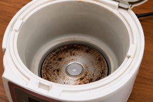 Cara membersihkan kerak pemanas rice cooker yang bisa bikin nasi cepat basi