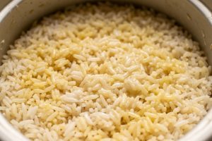 Nasi cepat kuning dan bau meski beras baru, ternyata ini penyebab yang sering terlewat