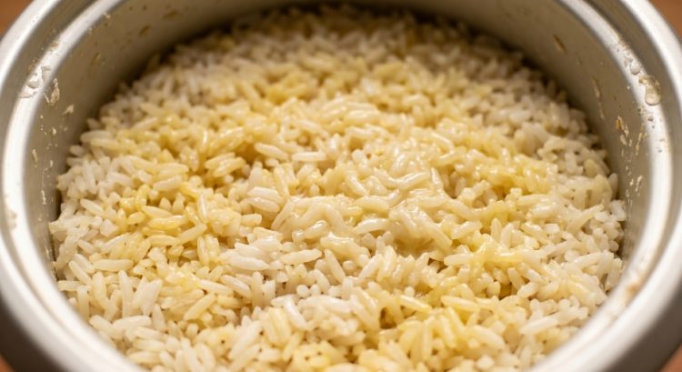 Nasi cepat kuning dan bau meski beras baru, ternyata ini penyebab yang sering terlewat