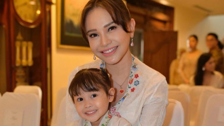Rossa resmi perkenalkan putrinya yang berusia 2 tahun, Raina Mikayla Almahyra