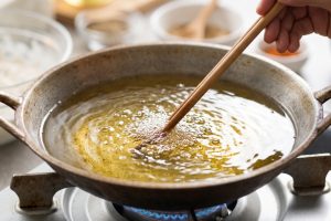 Cara mengetes minyak sudah panas atau belum, kenali tanda yang tepat sebelum mulai menggoreng