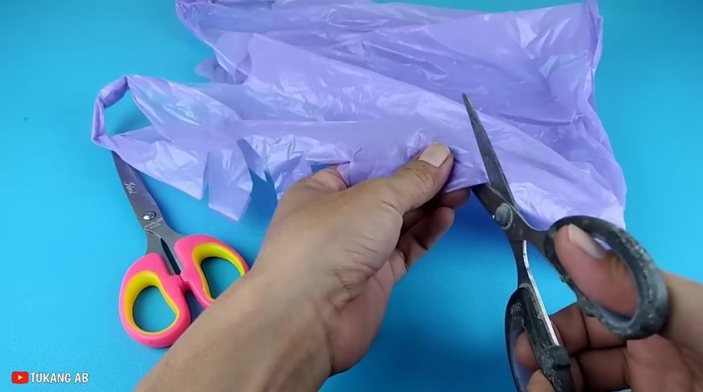 Cara menajamkan gunting tumpul dan berkarat di rumah, modal sabun cuci piring dan botol sirup