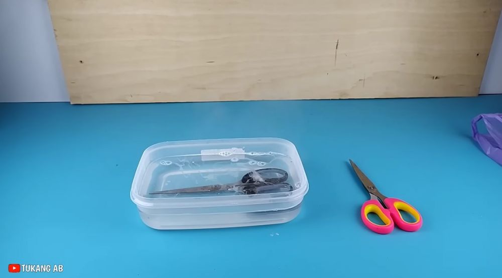 Cara menajamkan gunting tumpul dan berkarat di rumah, modal sabun cuci piring dan botol sirup