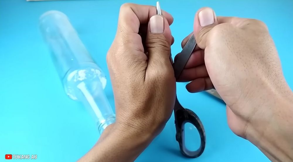 Cara menajamkan gunting tumpul dan berkarat di rumah, modal sabun cuci piring dan botol sirup