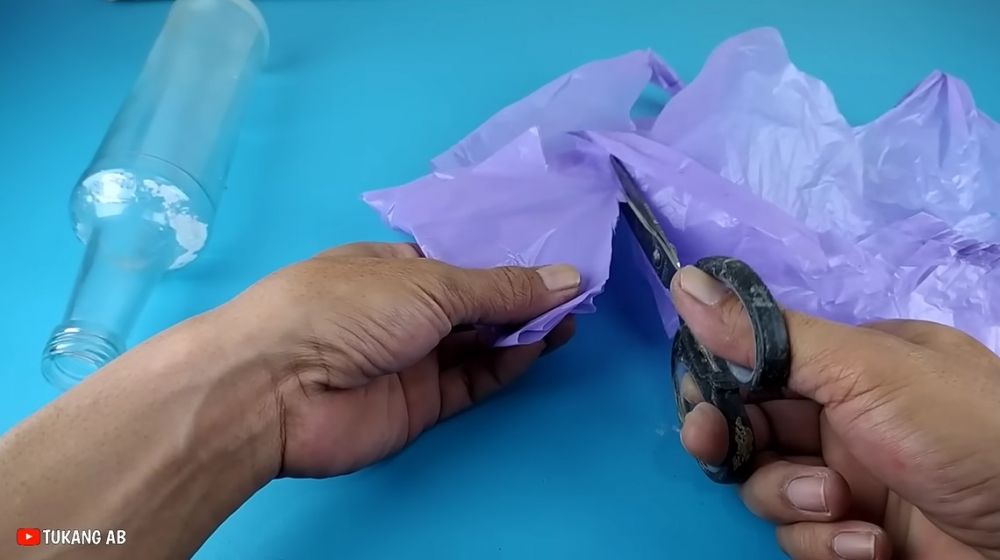 Cara menajamkan gunting tumpul dan berkarat di rumah, modal sabun cuci piring dan botol sirup