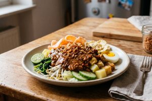Resep gado-gado dari bahan seadanya di kulkas, ini triknya biar sambal kacangnya nikmat gurih