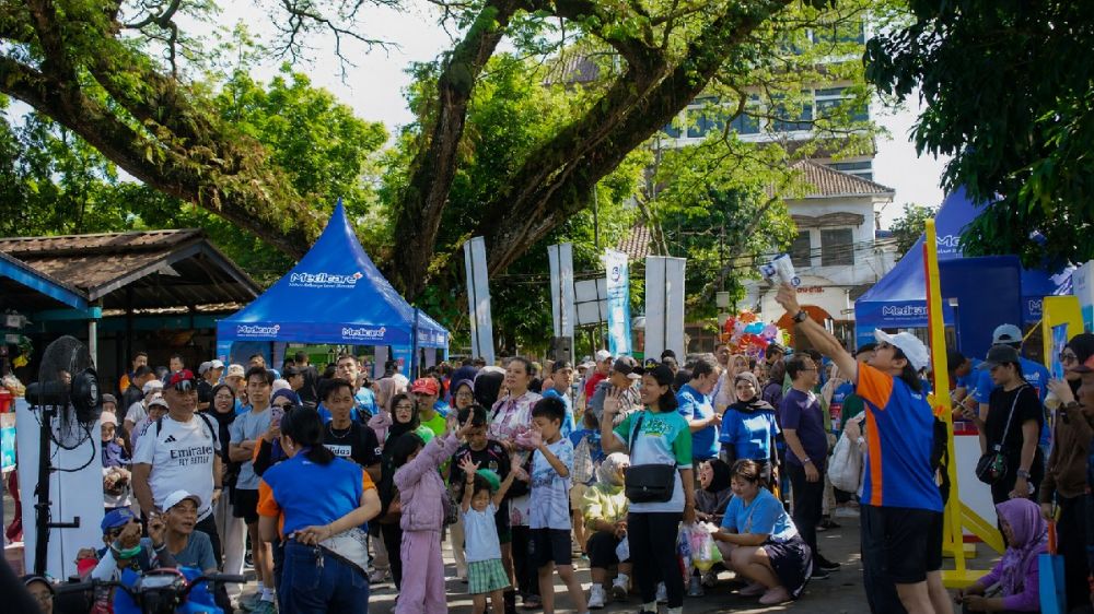 Heboh parade Bathtub Keluarga Ceria Bersama Medicare di Bandung, ada bagi-bagi bonus 1 kardus!